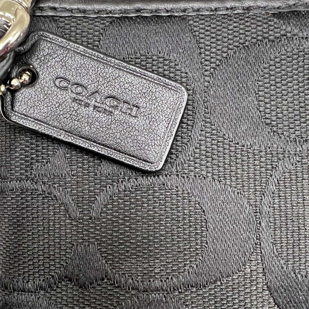 ✨ COACH Signature Corner Zip Wristlet – Classic & Timeless | EUC | MSRP $85 ✨ - Picture 4 of 10